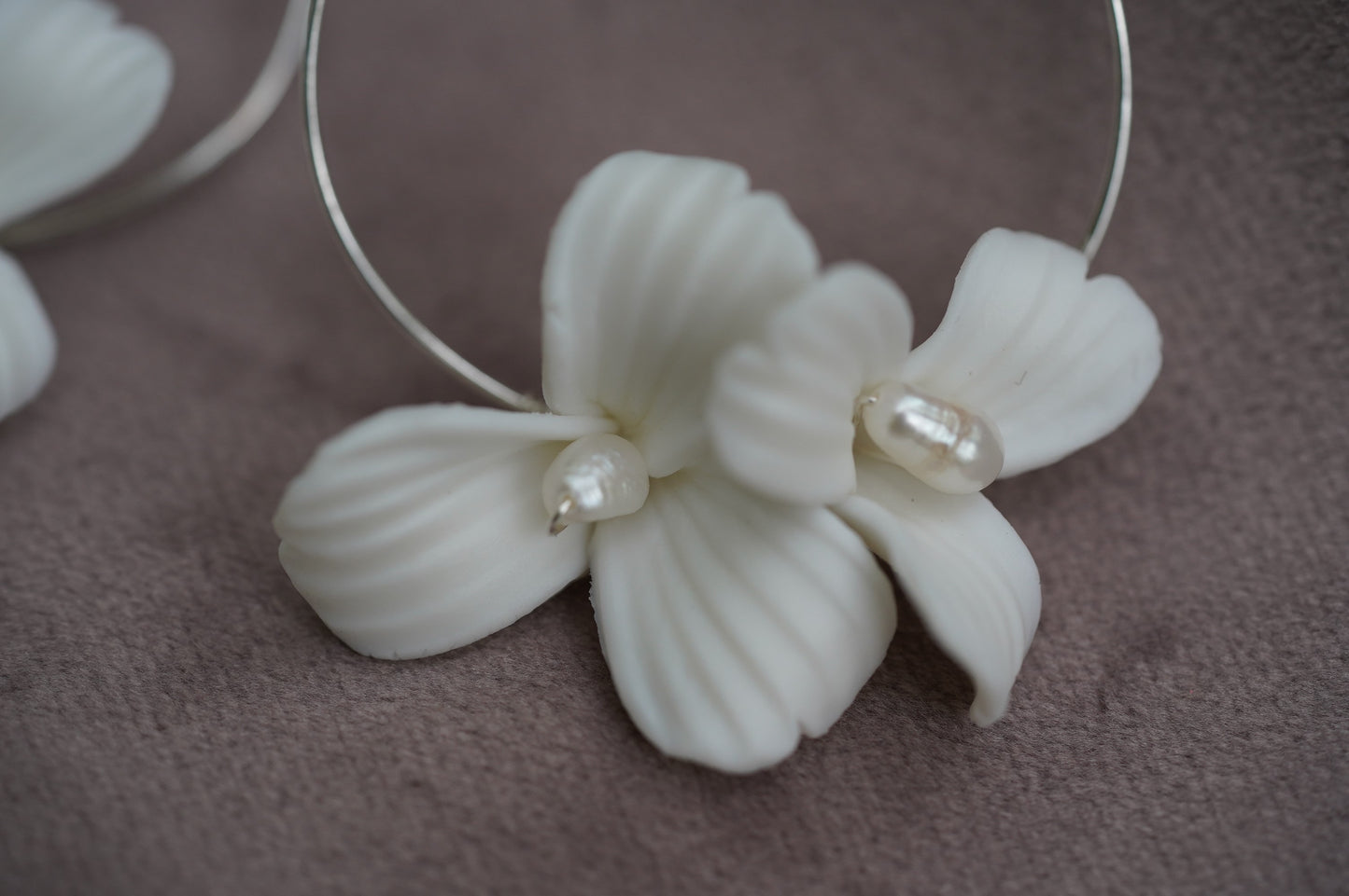 Braut Creolen silber weise Blüten Hochzeits Ohrringe