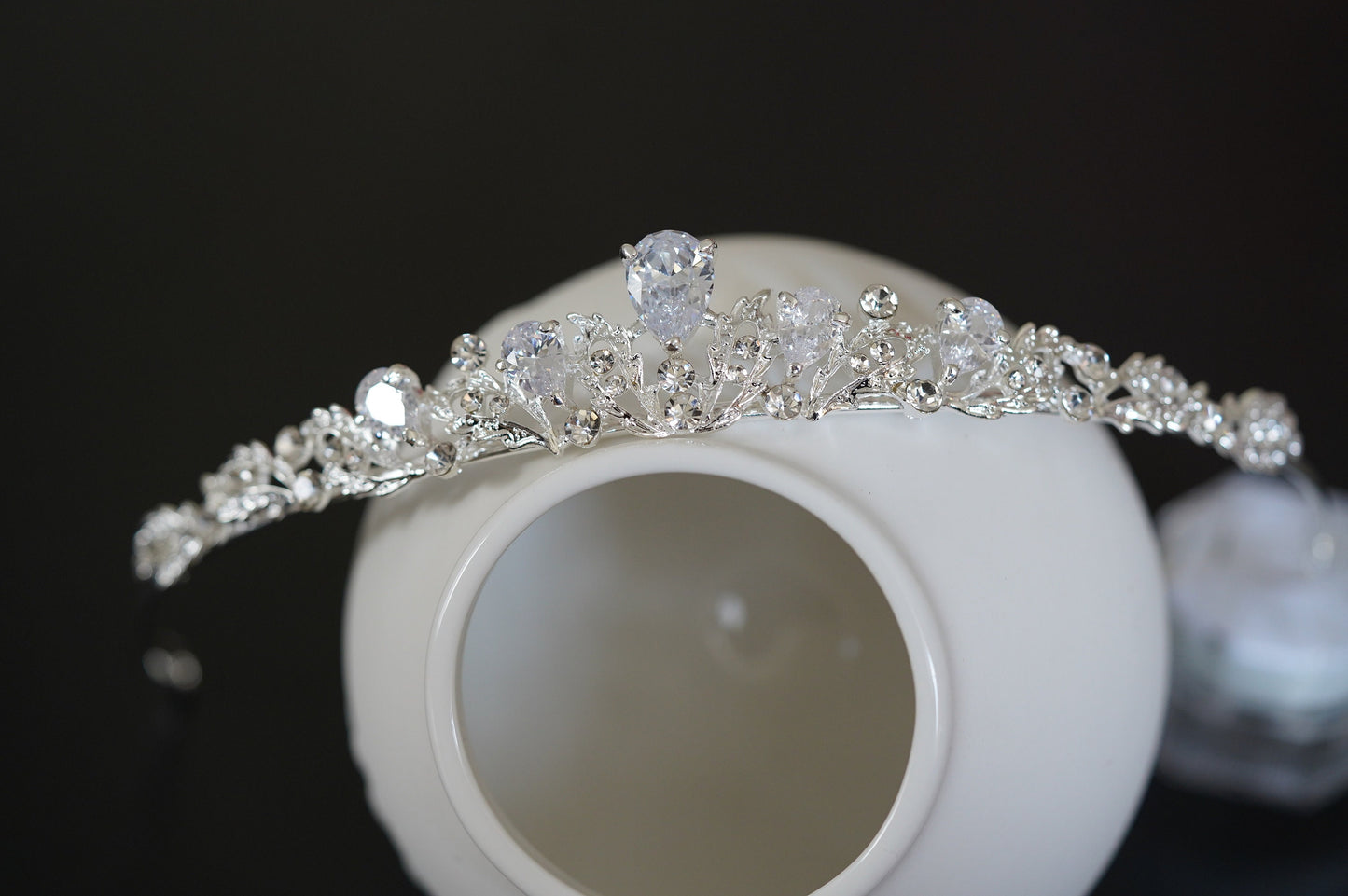 goldene vintage Style perlen, Ohrringe, rund 12 mm Durchmesser, mit Ohrsteckerverschluss, einer Zirkonia Blüte mittig, die Braut Ohrringe sind leicht und angenehm zu tragen, nickelfrei passend dazu gibt es ein passendes Armband in gold