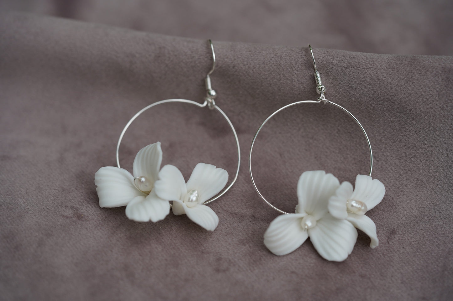 Braut Creolen silber weise Blüten Hochzeits Ohrringe