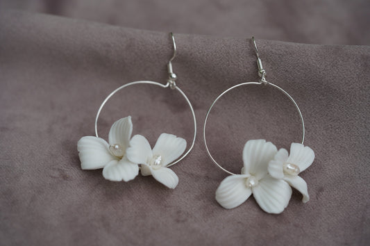 Braut Creolen silber weise Blüten Hochzeits Ohrringe