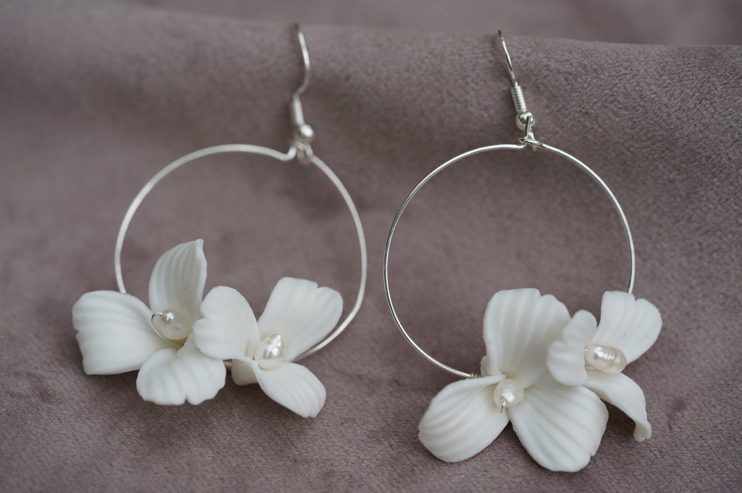 Braut Creolen silber weise Blüten Hochzeits Ohrringe