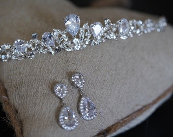 goldene vintage Style perlen, Ohrringe, rund 12 mm Durchmesser, mit Ohrsteckerverschluss, einer Zirkonia Blüte mittig, die Braut Ohrringe sind leicht und angenehm zu tragen, nickelfrei passend dazu gibt es ein passendes Armband in gold