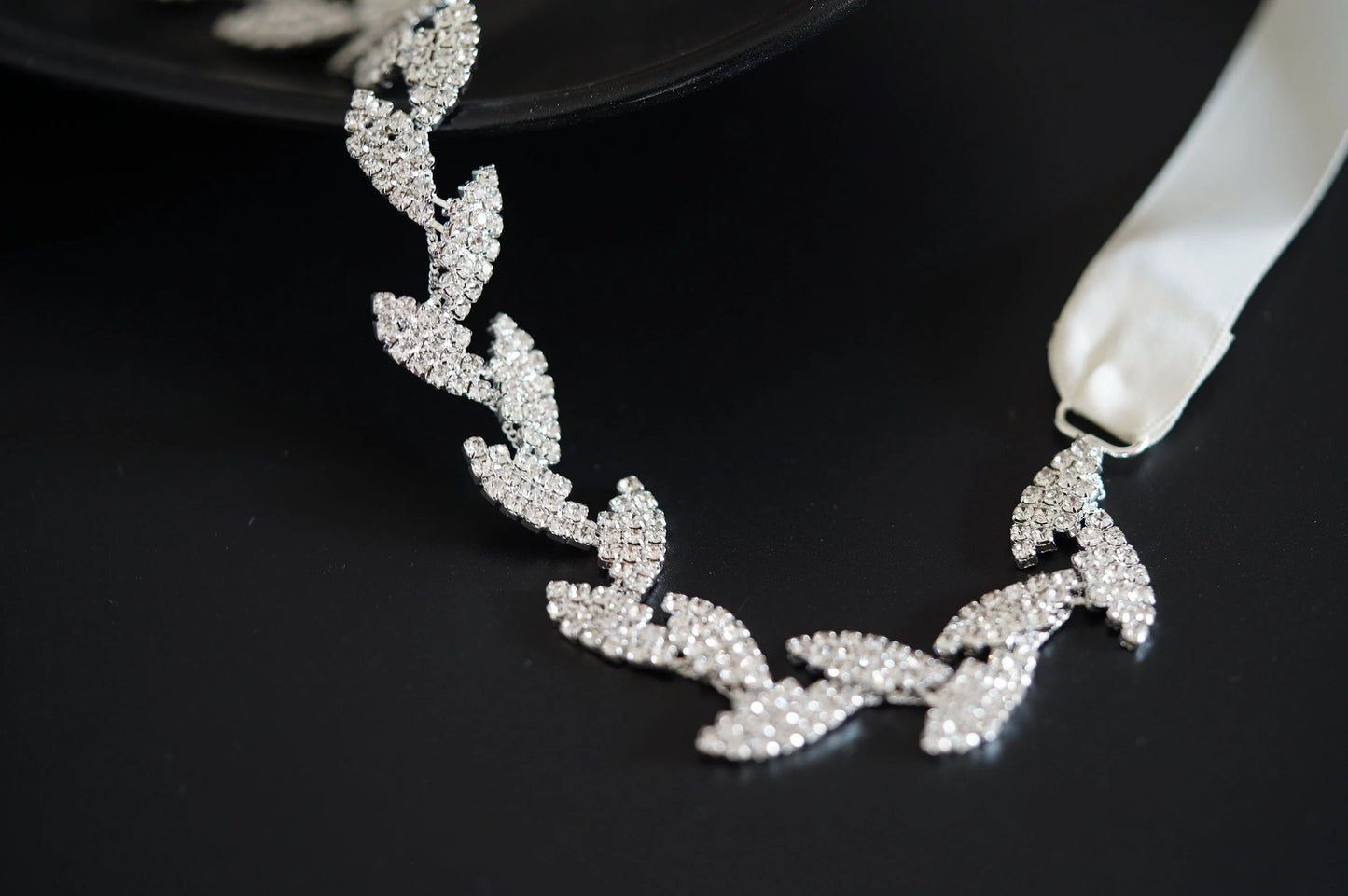 Brautgürtel silber,Blätter Gürtel Hochzeit, Strass Grürtel ivory farbenes Satinband, Geschenktipp Hochzeit, Geschenktipp Braut