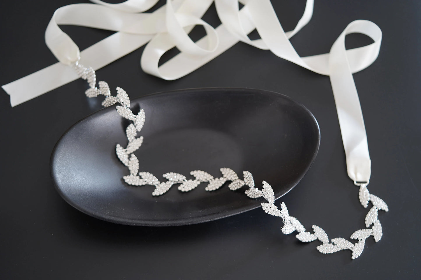 Brautgürtel silber,Blätter Gürtel Hochzeit, Strass Grürtel ivory farbenes Satinband, Geschenktipp Hochzeit, Geschenktipp Braut