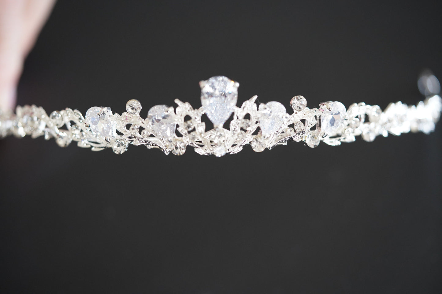 goldene vintage Style perlen, Ohrringe, rund 12 mm Durchmesser, mit Ohrsteckerverschluss, einer Zirkonia Blüte mittig, die Braut Ohrringe sind leicht und angenehm zu tragen, nickelfrei passend dazu gibt es ein passendes Armband in gold